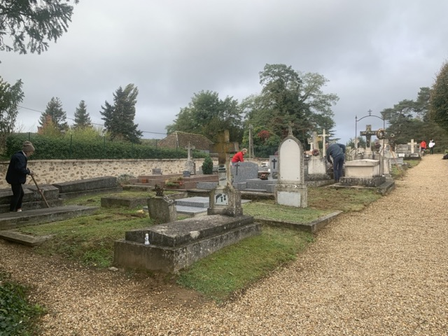 Opération nettoyage du cimetière